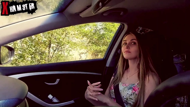 До центра не довезете? Русская милфа Арина удовлетворила водителя ртом