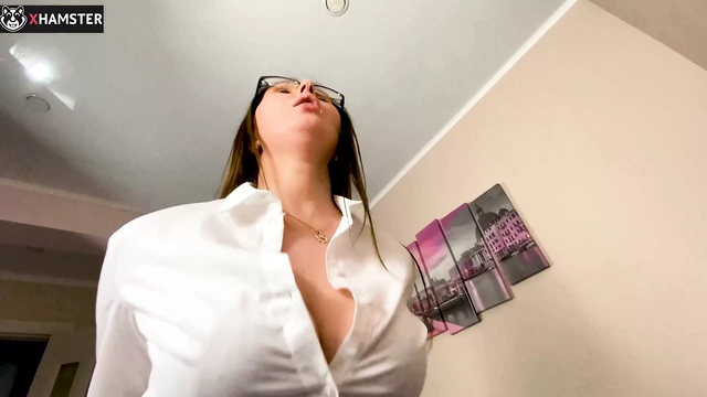 Милфа в черных чулках и в белой блузке любит принимать в щель большой член хахаля