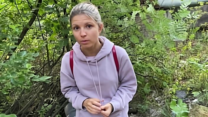 Джина Джерсон в кофточке показала голую киску и пописала в кустиках