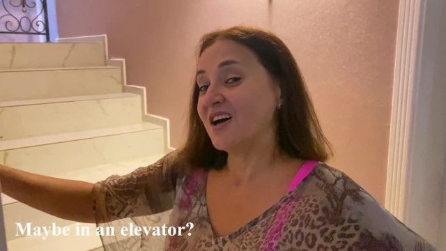 Зрелая потаскуха в ярком купальнике сосется с молодым ухажером