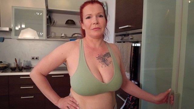 Рыжая потаскуха с большими дойками дает партнеру в позе наездницы