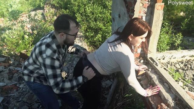 Много спермы в киске моей толстозадой жены, после секса около заброшенной постройки