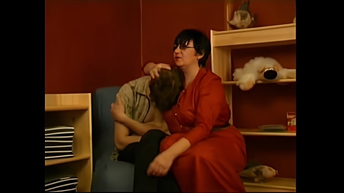 Зрелая дама в очках дала молодому хахалю поласкать сосочки и потрахалась с ним