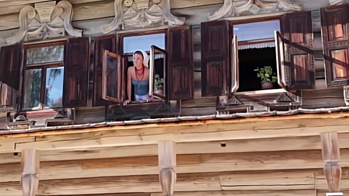 Предложил подружке устроить эротическую фотосессию в красочной месте