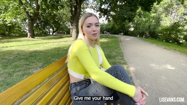 Худышка в лимонной кофточке дрочит член оператора и садится сверху бритой киской