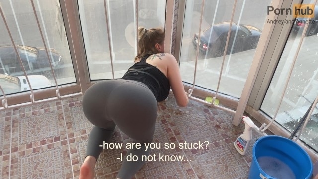 Мама с шикарной попой застряла между решеткой на балконе, а сосед спустил с неё лосины и отодрал в киску