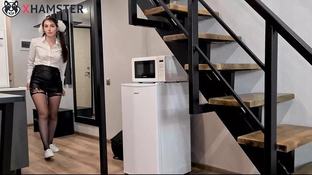 Мужик отшлепал мамку в короткой юбке и дал ей за щеку в прихожей