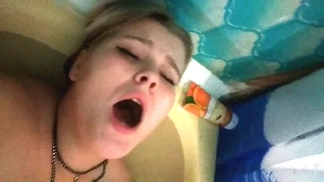 Людмила из Волгограда мастурбирует пальцами и душевой лейкой в ванне с теплой водой