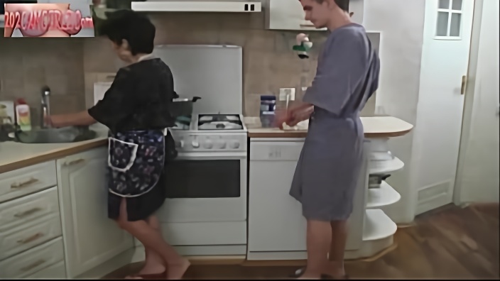 Парень в халате дождался пока мамки приготовить ему завтрак и вдул ей