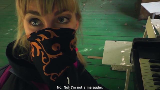 Сталкер Карина встала на колени перед охранником на старой советской турбазе