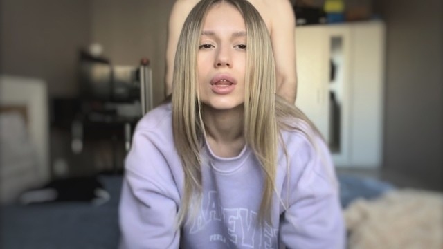 Худощавая стерва в черных шортах стоит раком перед хахалем и дает ему в киску