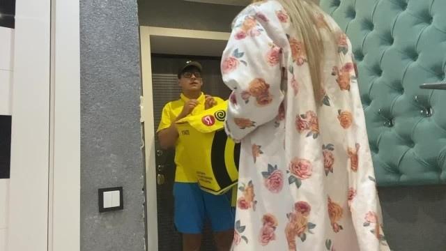 Курьер в желтой футболке доставил не только посылку одинокой мамке, но и удовольствие