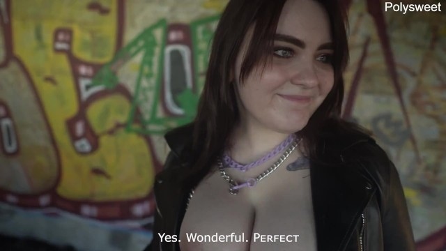 Пышка в кожаной куртке отвела друга в заброшенное здание и подарила ему дрочку с минетом