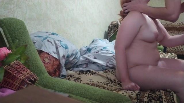 Толстушка Аня успевает мастурбировать щель, пока трахается с кавалером в позе наездница