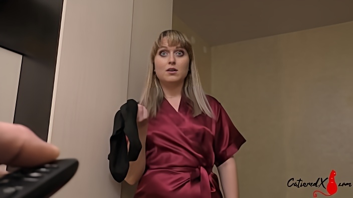 Мамаша в бордовом платье встала раком перед соседом, который решил оттрахать ее в очко