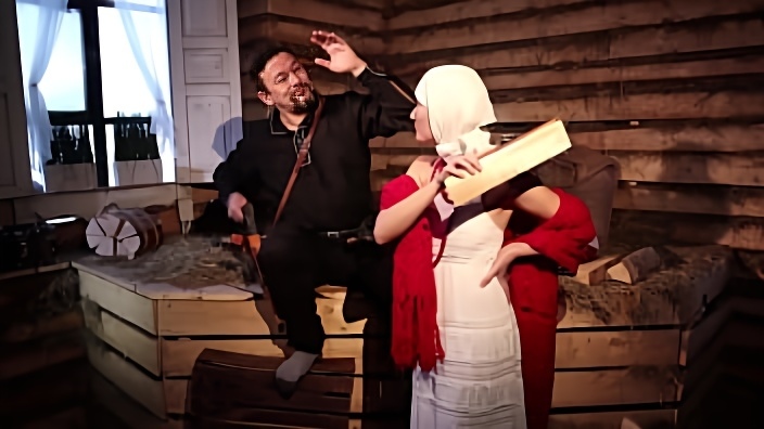 Сцена из нового порно видео, где деревенская телка раздевается перед зрелым партнером