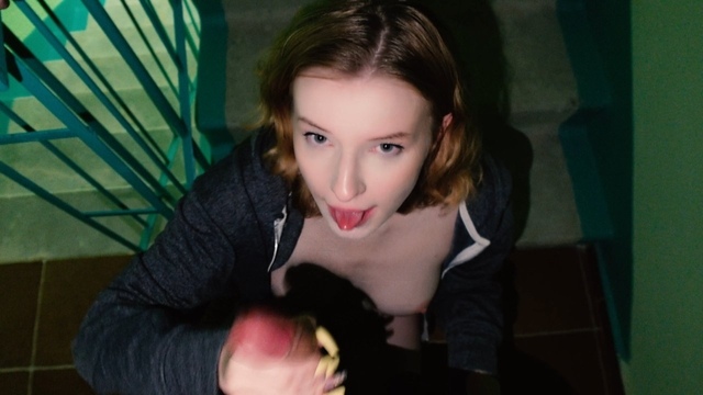 Мы трахаемся в подъезде, пока мать дома