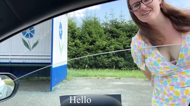 Мамочка прокатилась с незнакомцем в тачке и отсосала ему на заднем сидении