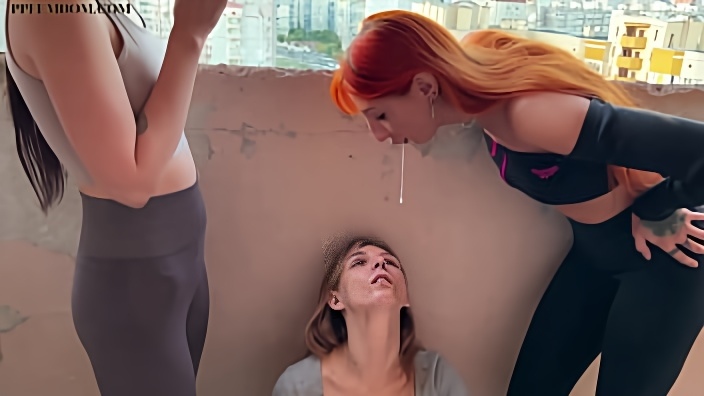 Госпожи Агма и Софи плюют на рабыню-девушку на общественном балконе - лездомский плевок