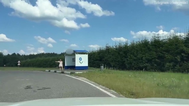 Два пикапера взяли в машину замужнюю попутчицу с большими дойками и потрахали её вместе