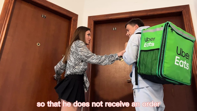 Худая девка попросила курьера оттрахать ее на полу посреди кухни