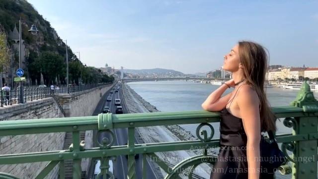 Анастасия прогуливается по мосту через реку и демонстрирует голые сиськи