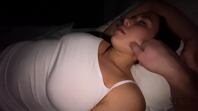 Мужик среди ночи разбудил молодуху с большой жопой, чтобы оттрахать ее в киску