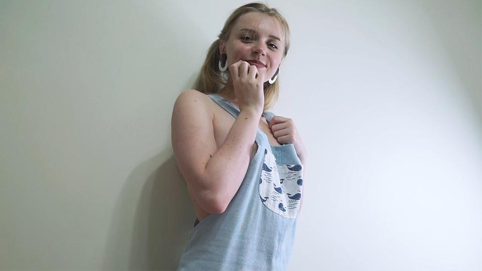 Развратница с тоннелями в ушах долго сосала член и получила камшот на красивые сиськи с татуировкой