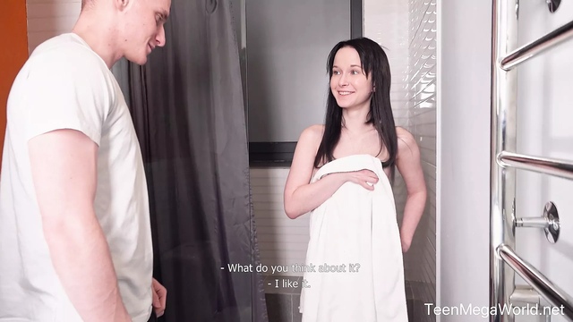 Настройщик интернета случайно увидел 18летнюю хозяйку квартиры голой и она дала ему в попу