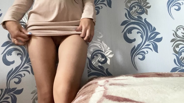 18-летняя модель в черном белье засветила перед камерой своими пухлыми губками