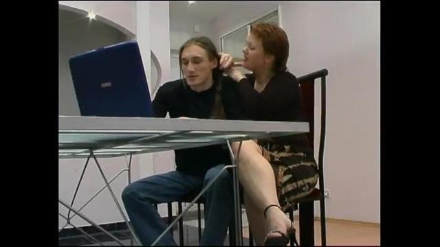 Русская потаскуха отвлекает парня от компьютера и просит оттрахать ее в щель