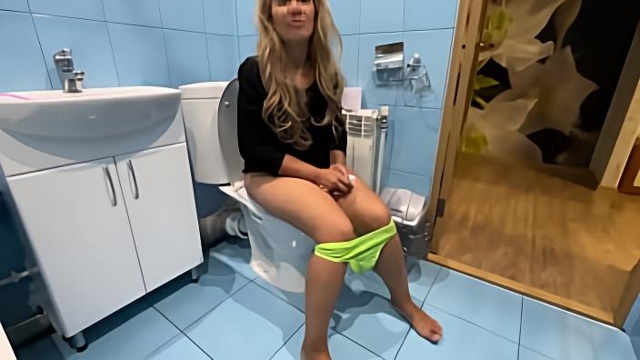 Русская блондинка в черном платье писает на унитазе и принимает в очко толстый член ухажера