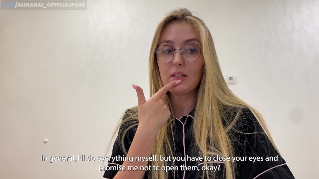 Очкастая дамочка распустила волосы и отсосала хер перед трахом