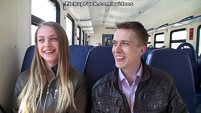 Парень в общественном транспорте познакомился с девкой и развел ее на секс втроем