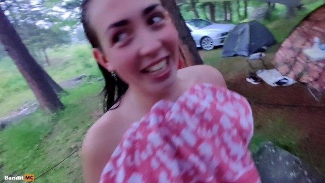 Русская брюнетка отдается своему возлюбленному в палатке во время похода