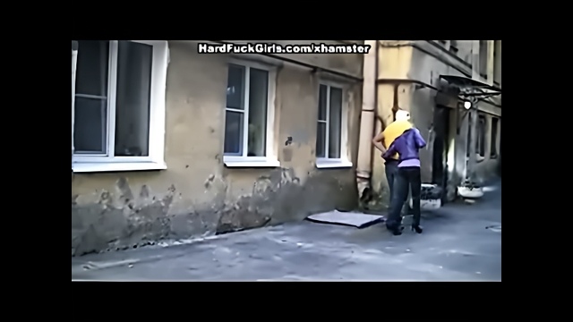 Давалка напросилась домой к парням с соседнего двора и устроила с ними ГангБанг