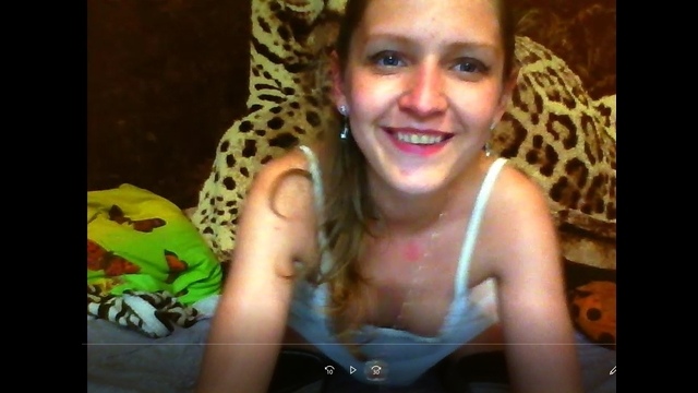 18-летняя девка включила стрим во время которого засунула игрушку в вагину