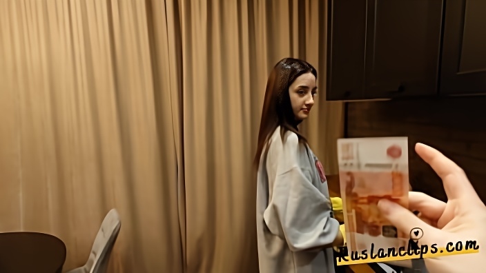 Наглец предложил 18летней служанке раздеться и пососать ему фаллос