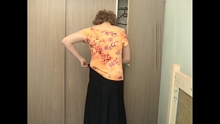 Зрелая дама с короткой стрижкой удовлетворила на кровати молодого любовника