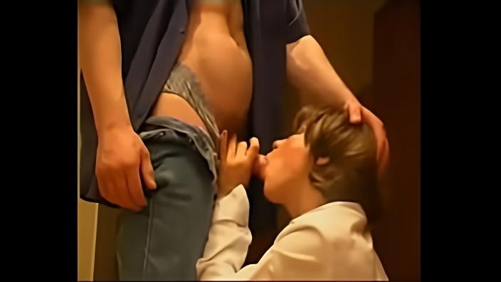 Сосед на пороге дал мамке за щеку и оттрахал ее в презервативе