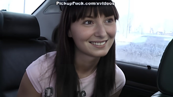 Студент развел однокурсницу на отсос в машине, которую вел её друг