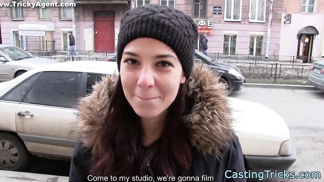 Извращенец врет стройной студентке, что он крутой продюсер и натягивает на член её щель в своем офисе
