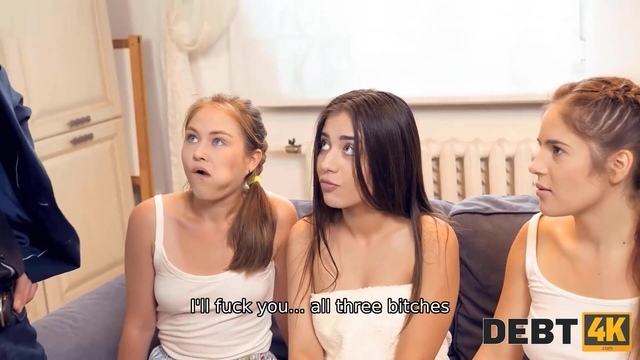 Лысый факер водит членом по губам обнаженных красавиц и устраивает с ними оргию