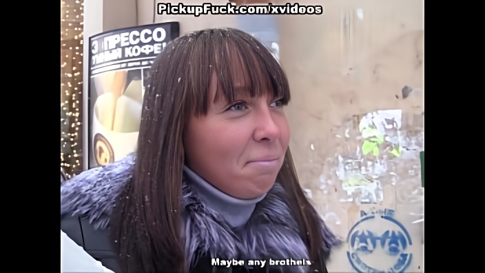 Африканец в общественном туалете насаживает на член молодую давалку