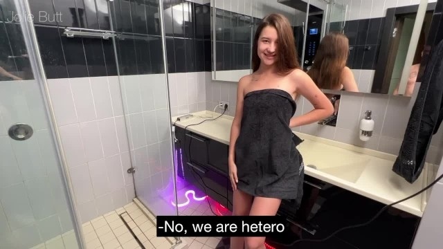 Два парня зашли в ванную к 18летней девахе и она пососала фаллосы их обоих