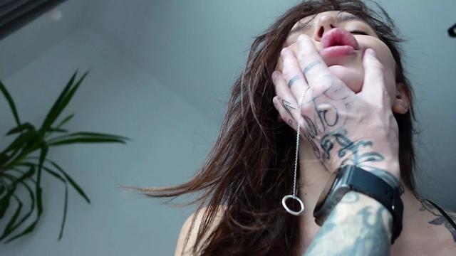 Татуированная молодуха с пухлыми губками приняла в бритую киску большой член оператора