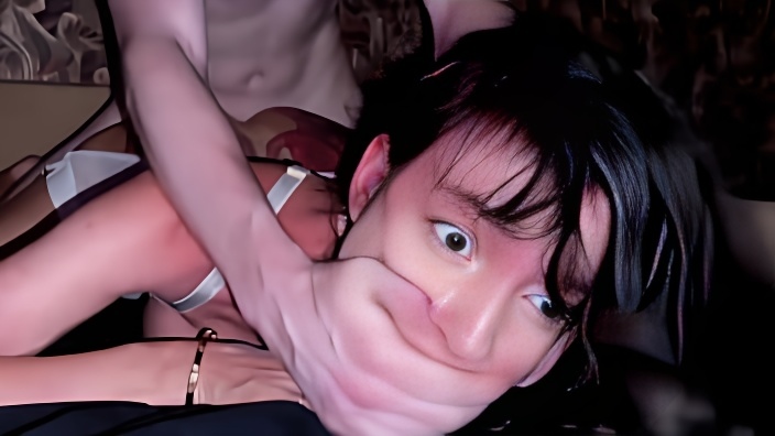 Студентка с татуированной попой громко стонет, когда однокурсник жестко её трахает