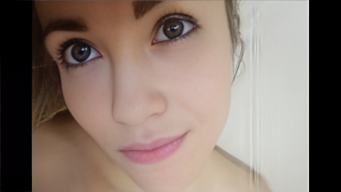 Парень крупным планом снимает лицо опытной подружки, которая страстно сосет его член