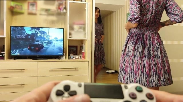 Худощавая телочка в цветастом платье направляет член бойфренда в возбужденную дырочку