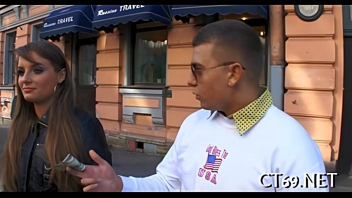 Ловелас в солнечных очках соблазнил загорелую худышку на быстрый перепихон